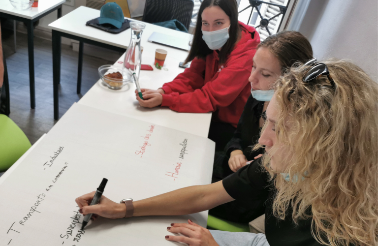 étudiante iae aix engagée pour #tugères Deux sportifs à vélo faisant le tour d'Europe pour le Geres